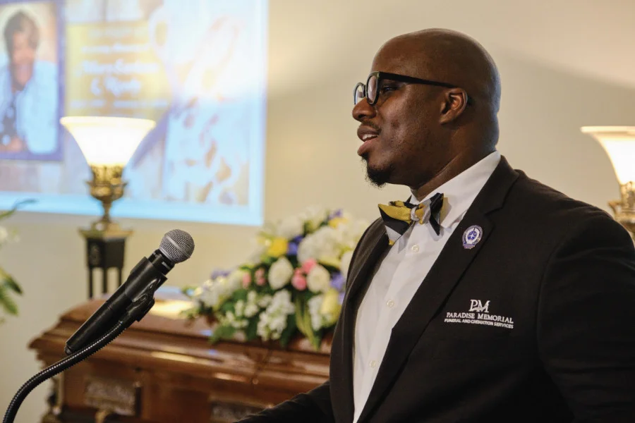Certified Celebrant leading a cremation services Milwaukee WI tribute service